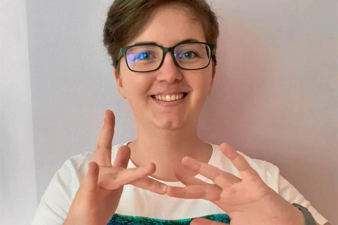 Geballte Faust mit Krönchen heißt Corona Volkshochschul-Dozentin Daniela Pfleiderer zeigt hier die Gebärde für das Wort Internet – Grundvoraussetzung, um beim Online-Kurs mitzumachen. Auch sonst kann die Gebärdensprache gut mit aktuellen Entwicklungen mithalten. Foto: privat
