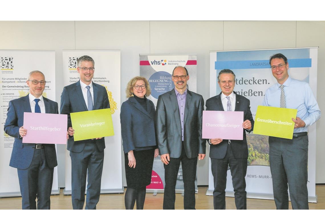 Backnang als Adresse für kommunalen Aufstieg Volkshochschule wird Kooperationspartner der Verwaltungsschule Karlsruhe. Gestern wurde die entsprechende Vereinbarung in aller Form getroffen. Mit dabei (von links): Bernhard Böser, Steffen Jäger, Monika Eckert, Thomas Thaler, OB Frank Nopper und Landrat Richard Sigel. Foto: A. Becher