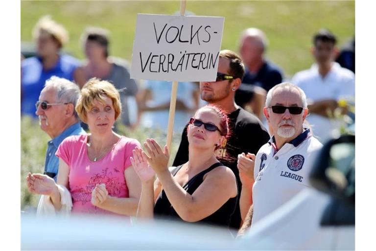 „Volksverräterin“: Angela Merkel wird im August 2015 bei einem Besuch im sächsischen Heidenau beschimpft. Foto: Jan Woitas