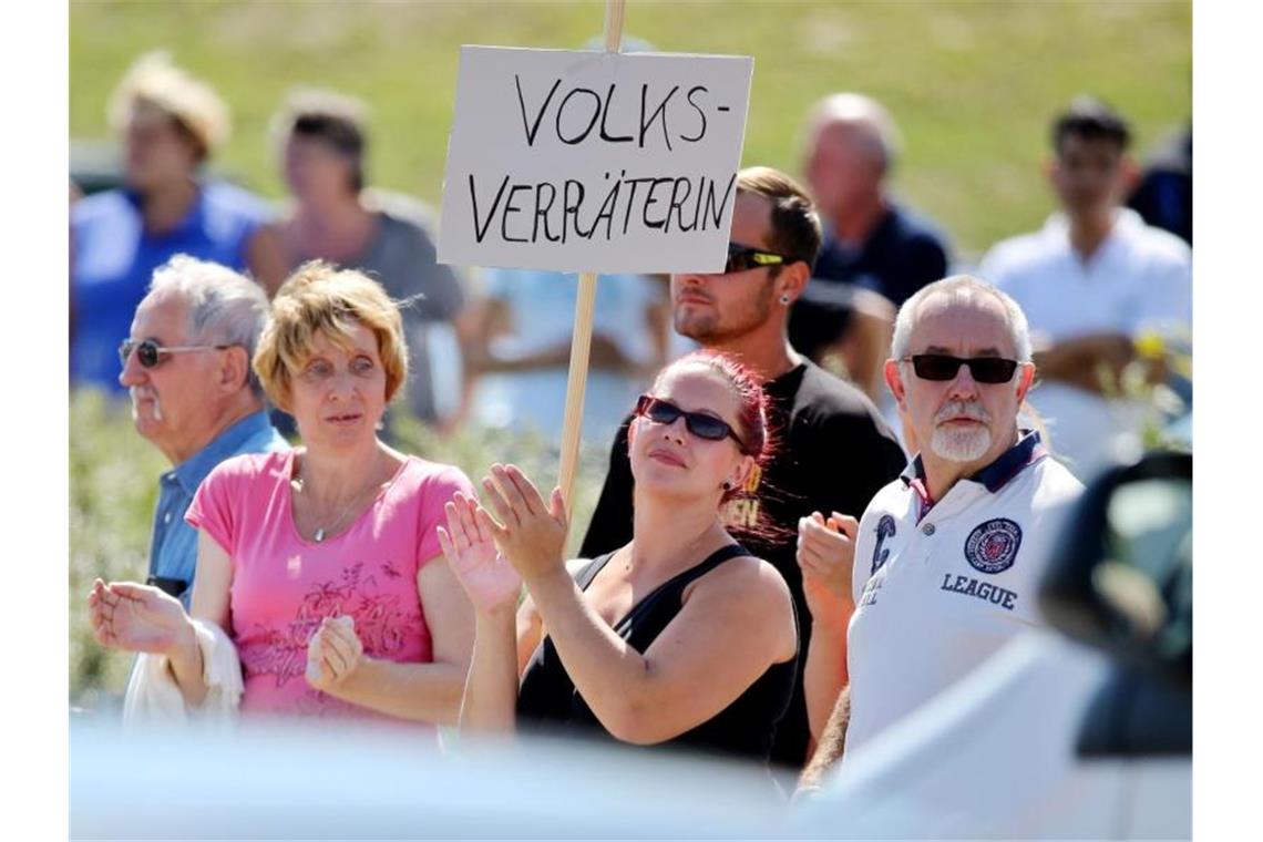 „Volksverräterin“: Angela Merkel wird im August 2015 bei einem Besuch im sächsischen Heidenau beschimpft. Foto: Jan Woitas/dpa-Zentralbild/dpa
