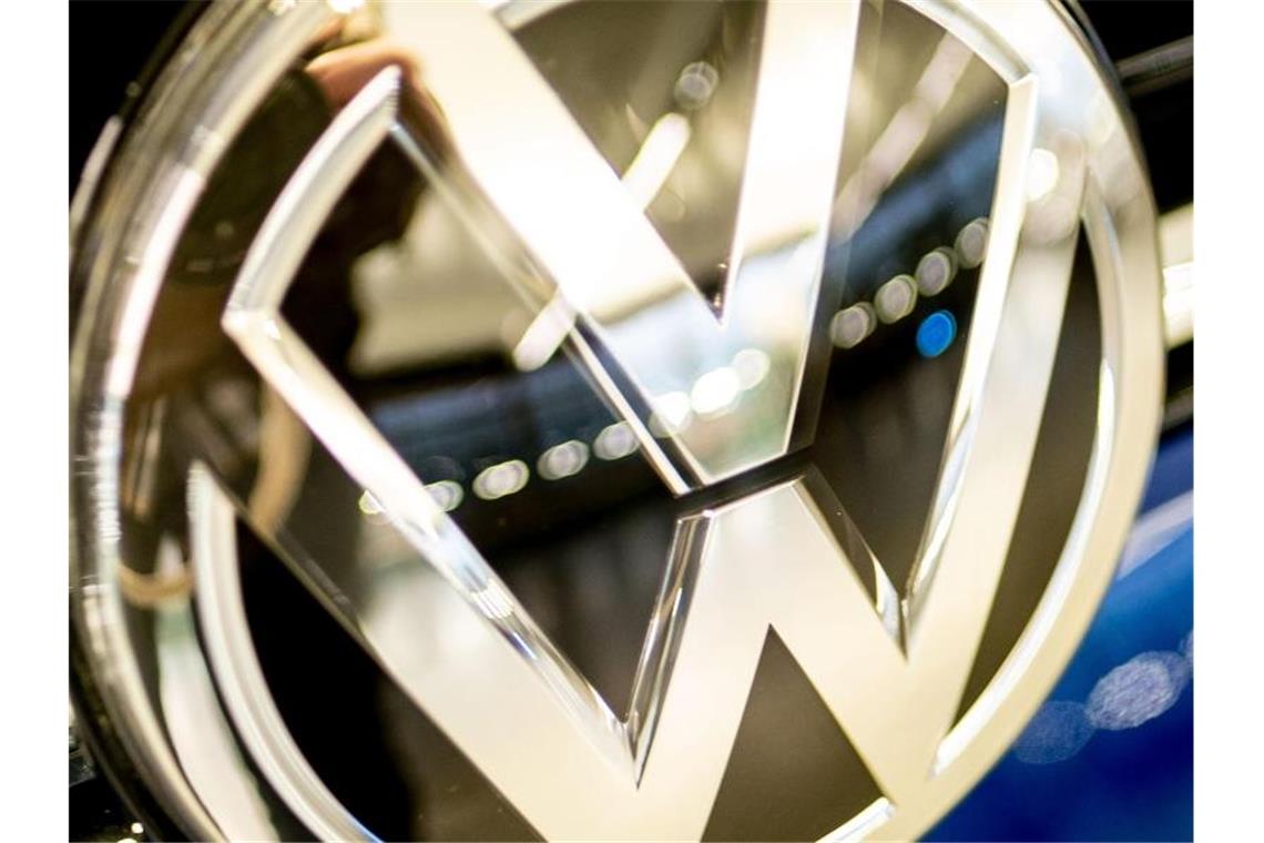 VW entwickelt eigenes Betriebssystem ab Juli Volkswagen baut seine eigenen IT-Aktivitäten weiter aus, zeigt sich bei der zunehmenden Digitalisierung in Autos und Geschäftsprozesse aber auch offen für neue Partnerschaften. Foto: Peter Steffen/dpa