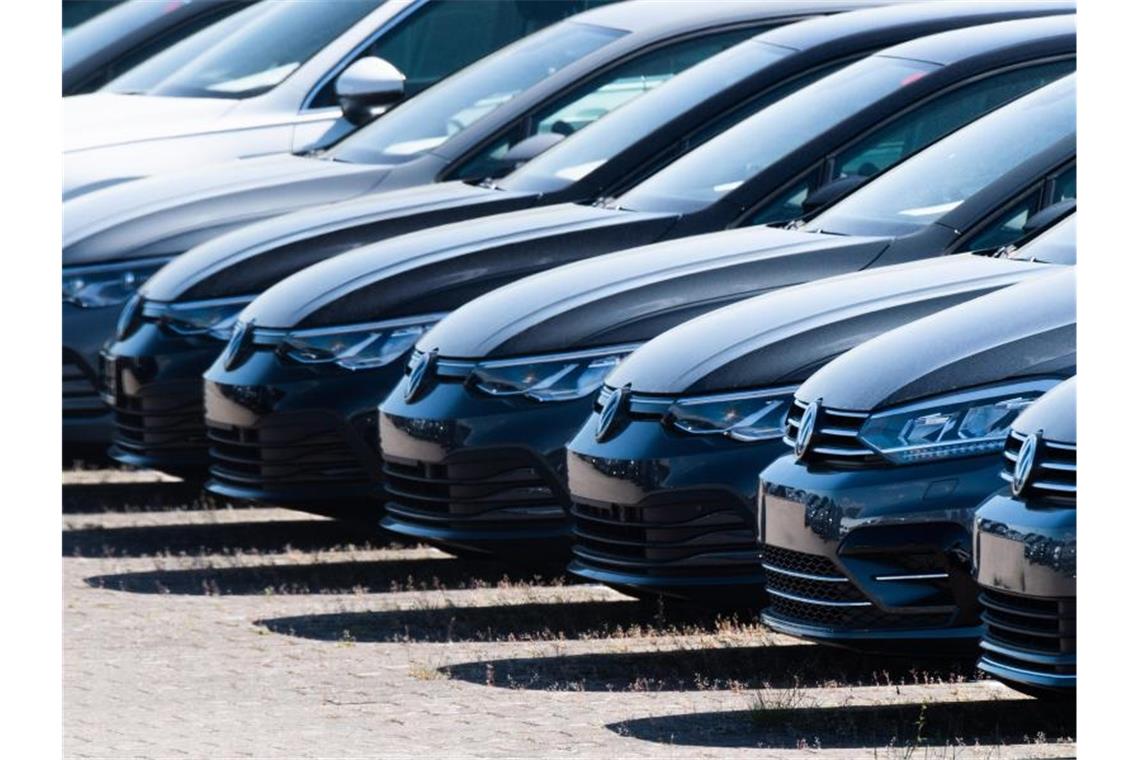 Volkswagen-Golf-Neufahrzeuge: Der coronabedingte Verkaufseinbruch im VW-Konzern hat sich im Juni etwas abgeschwächt. Foto: Julian Stratenschulte/dpa
