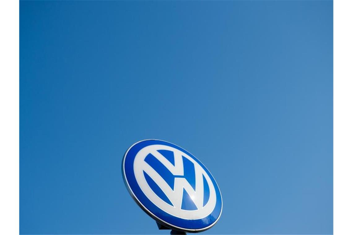 VW steigt in Batteriezellfertigung ein Volkswagen hat mit der Produktion eigener Batteriezellen für Elektroautos begonnen. Foto: Julian Stratenschulte/Archivbild