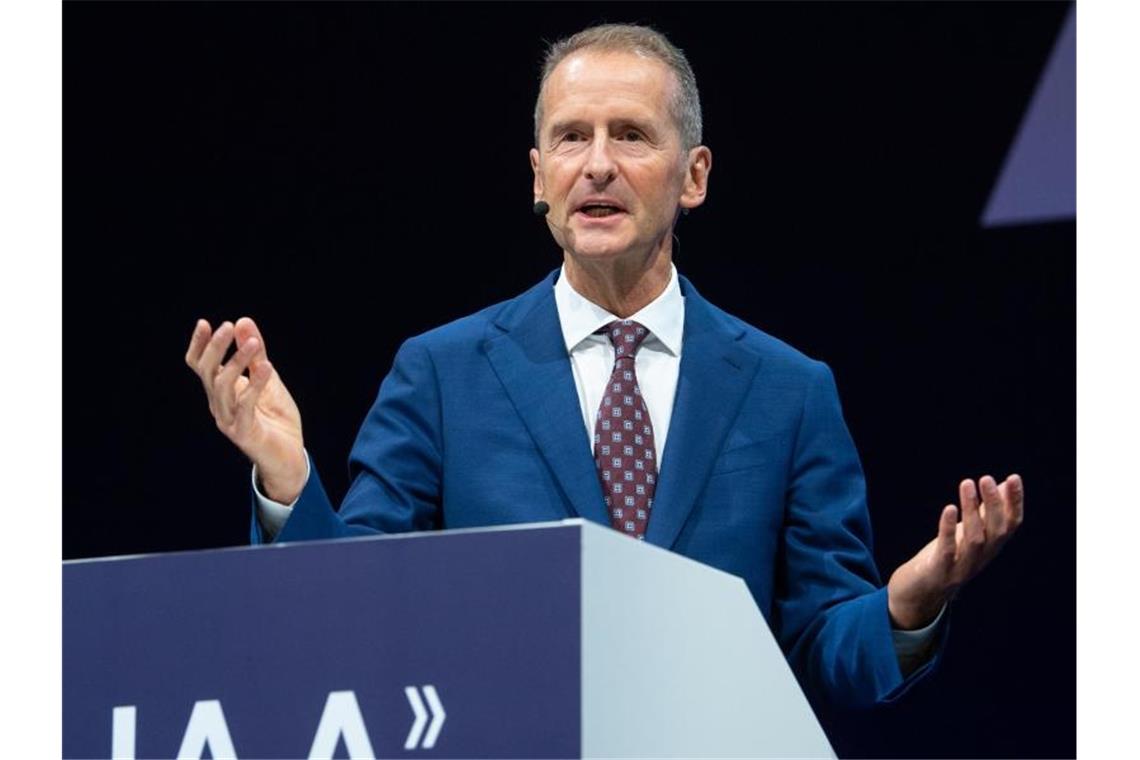 IAA: Konzernchefs fordern Unterstützung beim Klimaschutz Volkswagen-Konzernchef Herbert Diess spricht während der IAA auf einer Bühne. Foto: Sven Hoppe/dpa