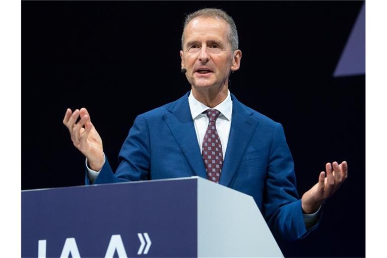 Volkswagen-Konzernchef Herbert Diess spricht während der IAA auf einer Bühne. Foto: Sven Hoppe/dpa