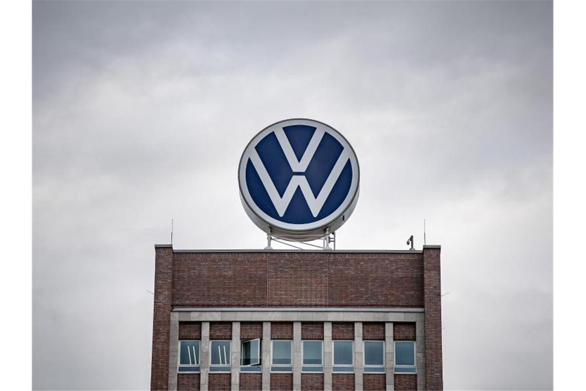 VW ändert Manager-Boni - jetzt mit Garantie Volkswagen strukturiert im Rahmen seiner Elektro-Investitionen die Produktion in verschiedenen Werken um. Foto: Sina Schuldt/dpa
