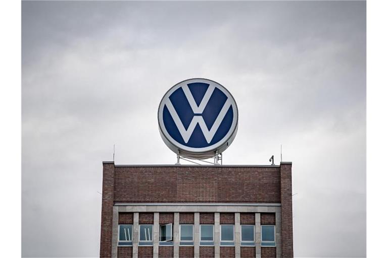 Volkswagen strukturiert im Rahmen seiner Elektro-Investitionen die Produktion in verschiedenen Werken um. Foto: Sina Schuldt/dpa