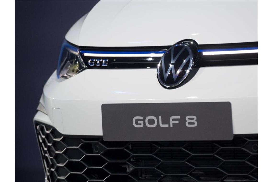 Volkswagen will bei rund 56.000 Exemplaren des Golf 8 Software-Probleme mit einem Update beheben. Foto: Julian Stratenschulte/dpa