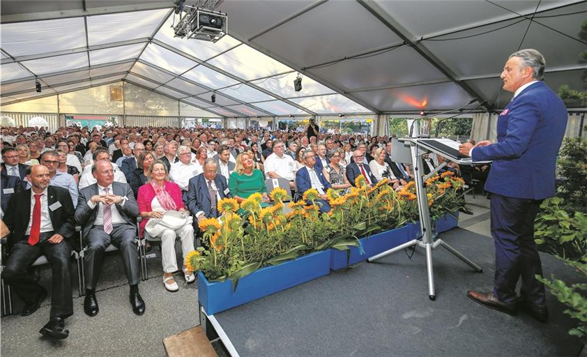 Voll besetzte Reihen im Zelt: OB Frank Nopper begrüßt mehr als 900 Gäste zu den Backnanger Wirtschaftsgesprächen.
