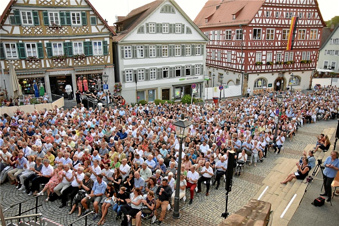 Interview zum classic-ope(r)n-air in Backnang: „Als einmaliges Konzert geplant“ Voll bestuhlter Marktplatz: Im vergangenen Jahr hatte das classic-ope(r)n-air zum ersten Mal wieder denselben Umfang wie vor der Pandemie. Archivfotos: Tobias Sellmaier