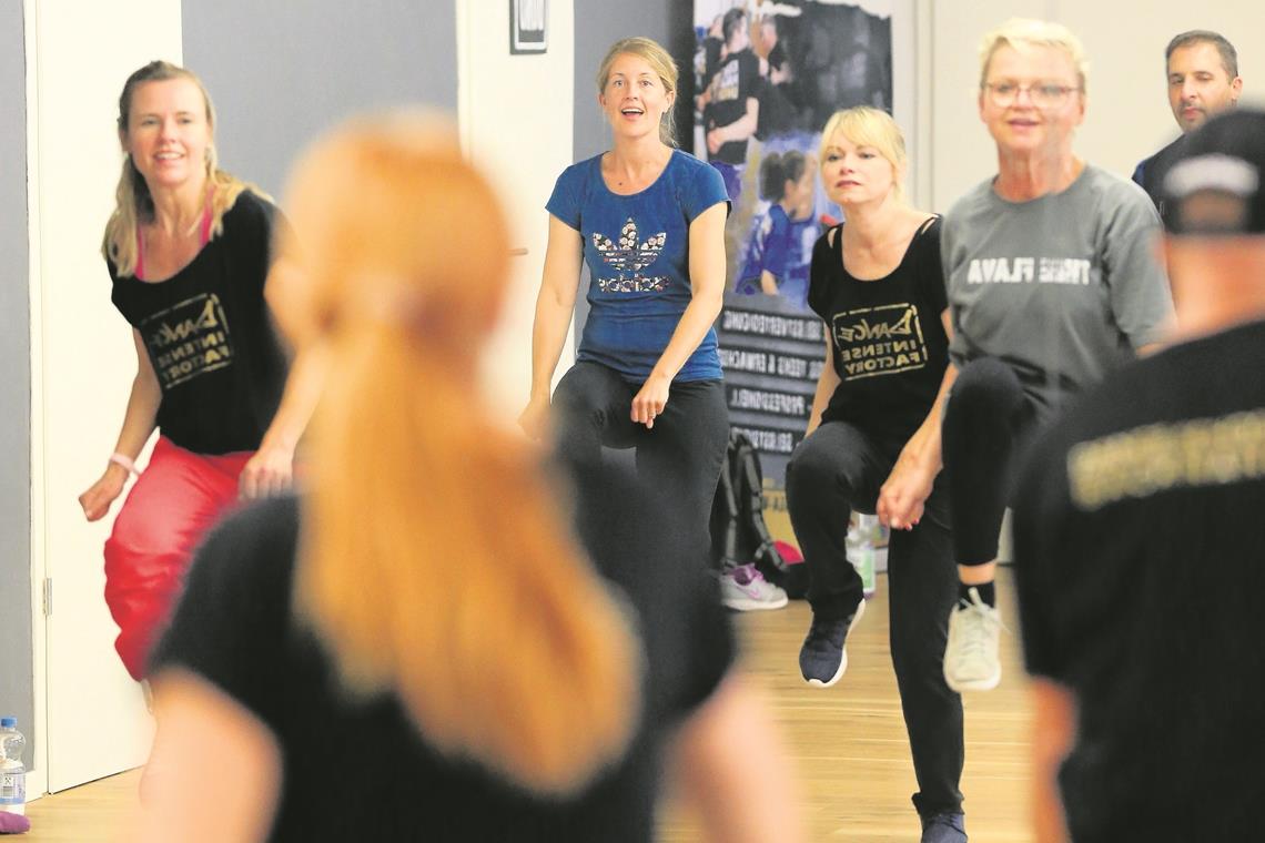 Tanzen bis der Kopf raucht Voll Energie und Spaß am Hip-Hop: Die Teilnehmer der Ü-30-Gruppe zeigen Nicola Scharpf (blaues Shirt), dass Groove keine Frage des Alters ist. Foto: A. Becher