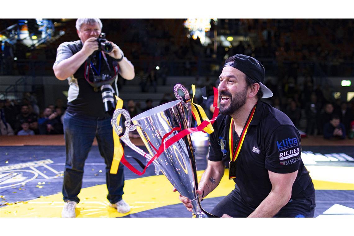 Voll im Fokus: Sedat Sevsaj mit dem DM-Pokal.