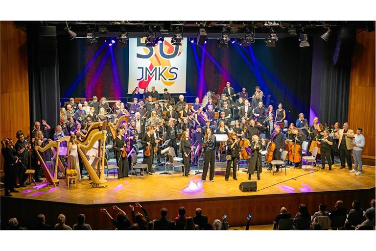 Volle Bühne und volles Haus beim Jahreskonzert unter dem Motto „50 Jahre Jugendmusik- und -kunstschule“. Foto: Alexander Becher