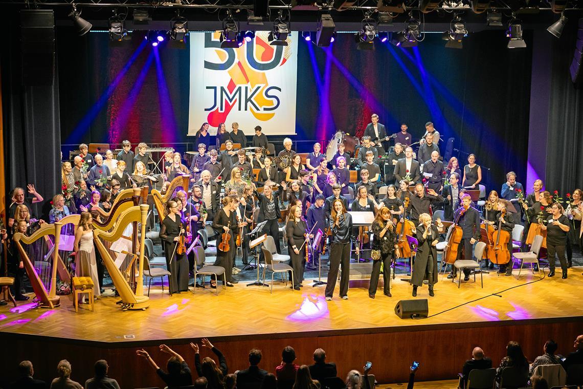 Überraschungen für Auge und Ohr beim Jahreskonzert der Backnanger Jugendmusikschule Volle Bühne und volles Haus beim Jahreskonzert unter dem Motto „50 Jahre Jugendmusik- und -kunstschule“. Foto: Alexander Becher