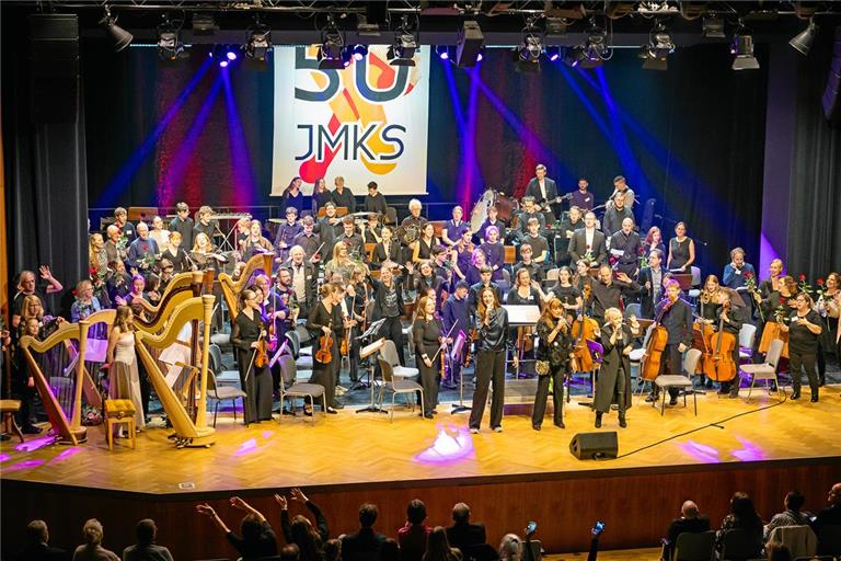 Volle Bühne und volles Haus beim Jahreskonzert unter dem Motto „50 Jahre Jugendmusik- und -kunstschule“. Foto: Alexander Becher