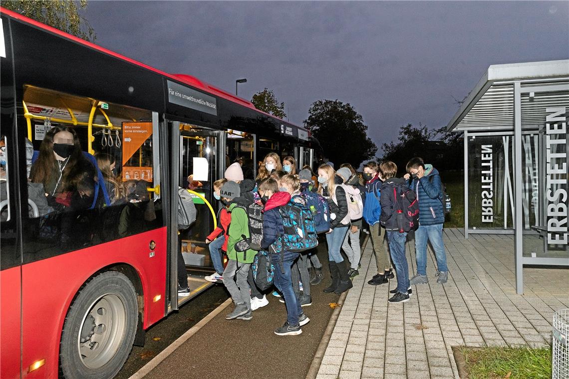 Volle Busse - auch in Coronazeiten kein seltener Anblick. Foto: J. Fiedler