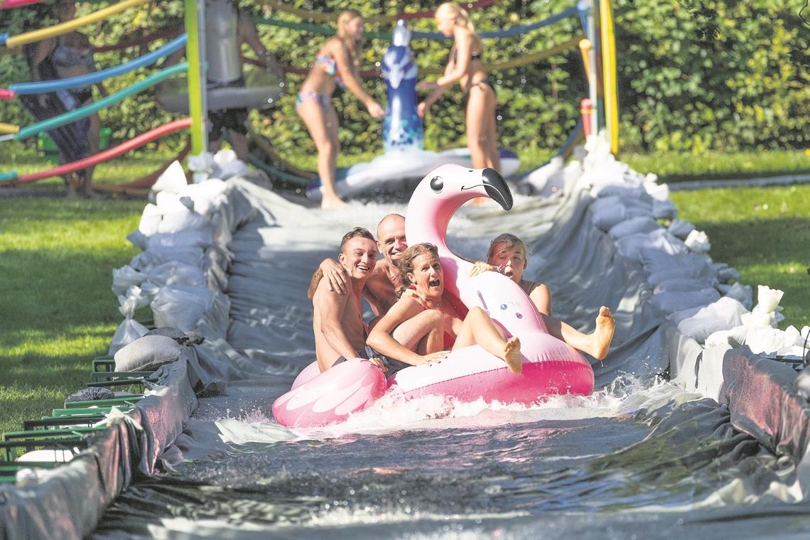 Volle Fahrt voraus: Die große Rutschparty im Backnanger Freibad war ein Riesenspaß – vergnüglich, feucht und fröhlich ging es im Kanal den Hang runter. Fotos: J. Fiedler