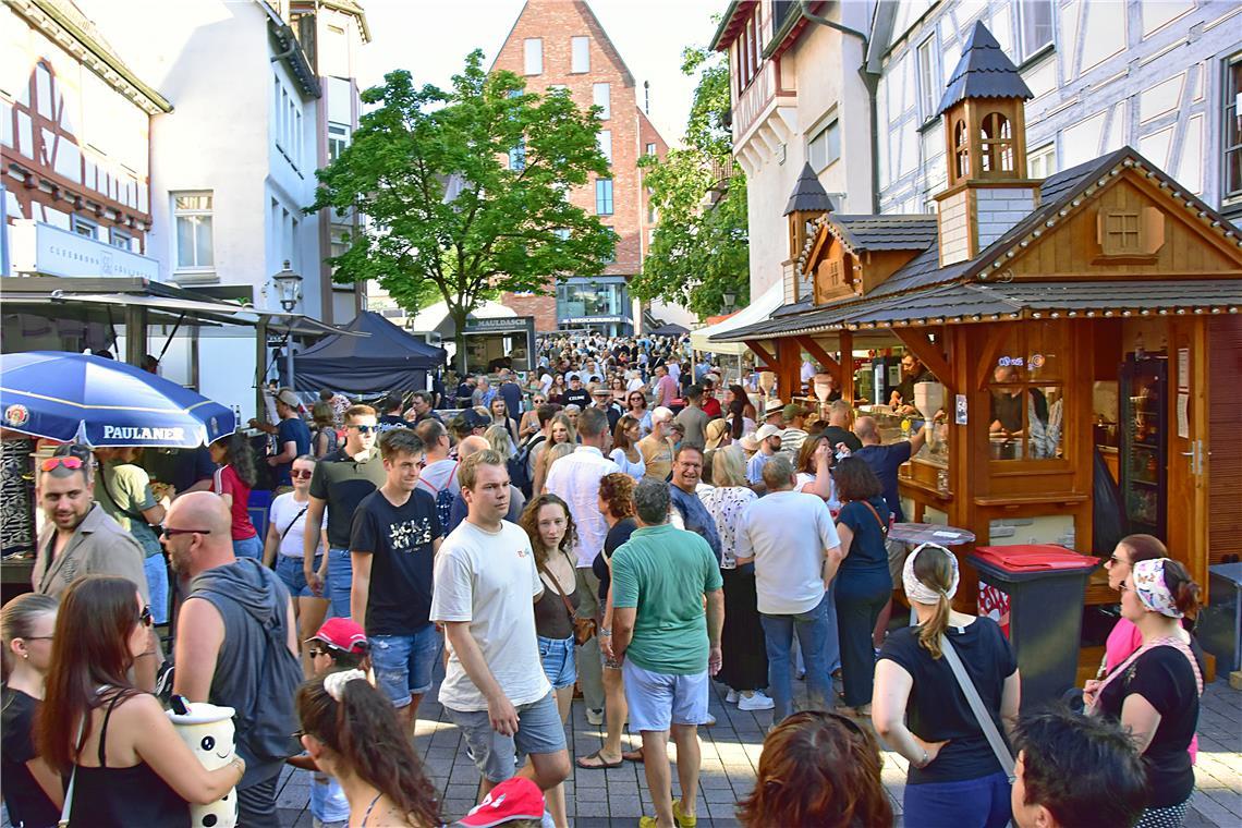 Volle Gassen beim Straßenfest 2025  in Backnang. 