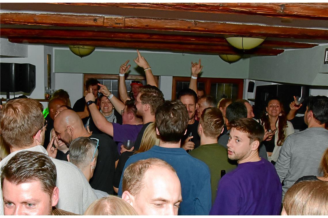 Volle Hütte. Für ausgelassene Partystimmung sorgt Firma Holunder im Kunberger, b...