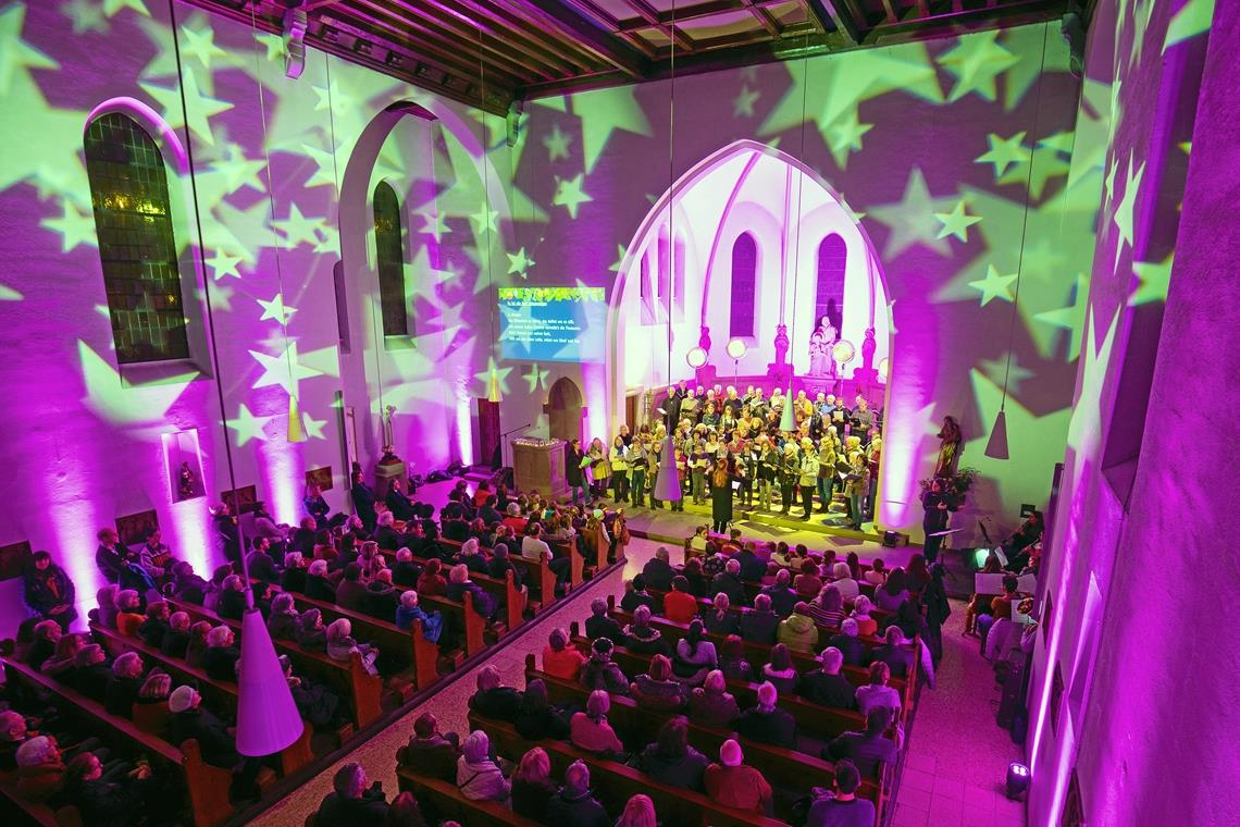 Volle Kirche, stimmungsvolle Lichter, guter Klang: Das traditionelle Adventssingen kommt auch in der Sankt-Johannes-Kirche gut an.Foto: A. Becher