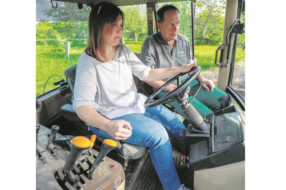 Auf dem Traktor durch den Wengert Volle Konzentration mit dem Frontlader: Günther Ferber (rechts) erklärt, Silke Latzel führt aus.