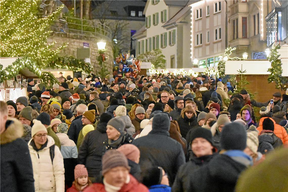 Volle Marktstraße und weihnachtliche Lichterstimmung. Das ist Weihnachtsmarkt li...