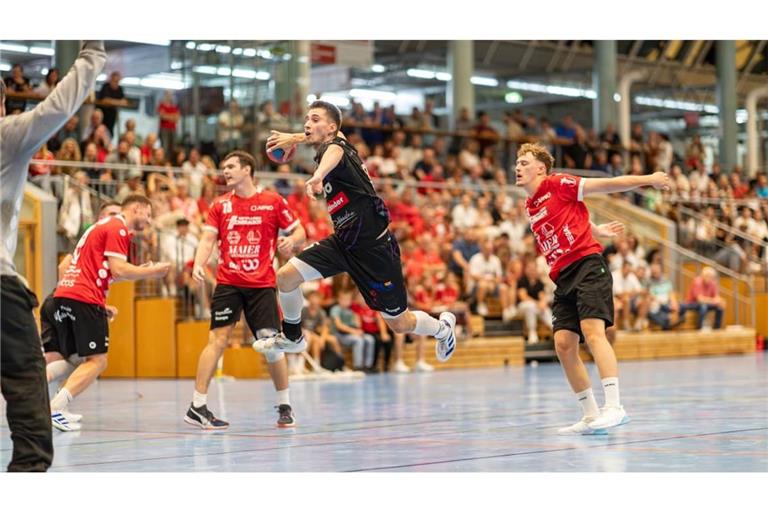 Volle Ränge, spannendes Spiel, glücklicher Wolfschlugener Sieg und in dieser Szene Berghandballer Noah Herda beim Wurf&nbsp;– so war das Derby am Anfang der vergangenen Saison.