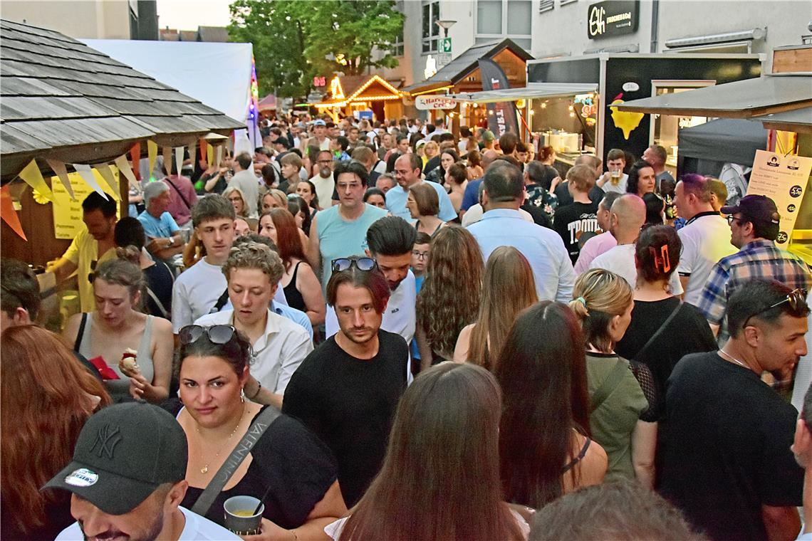 Volle Straßen: Am Abend lassen sich die Backnanger von den noch immer hohen Temp...
