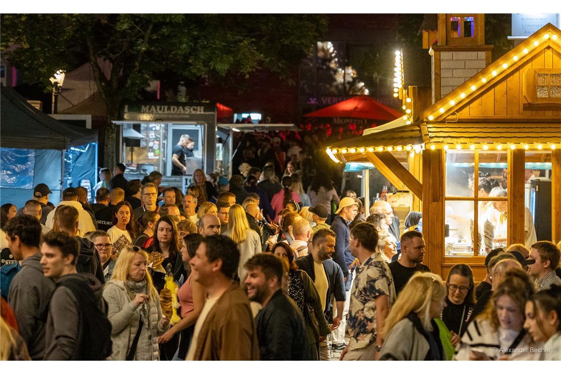 Volle Straßen, gute Stimmung: der Samstagabend beim 52. Straßenfest.