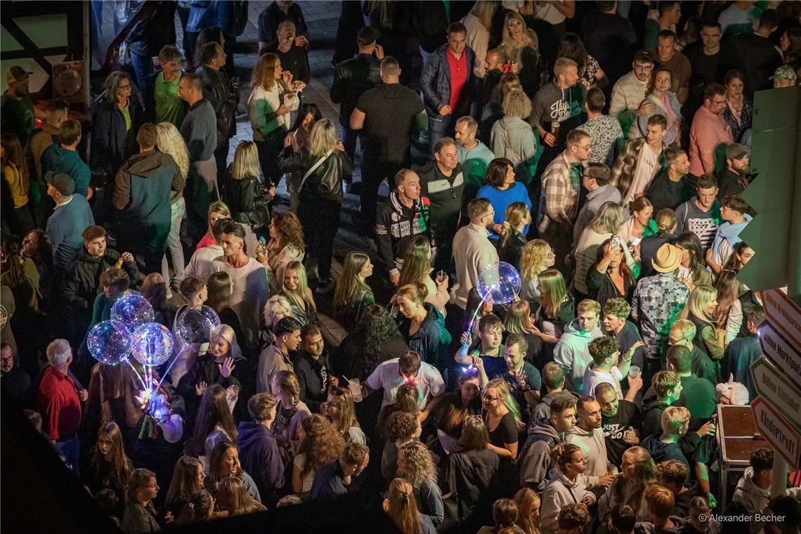 Volle Straßen, gute Stimmung: der Samstagabend beim 52. Straßenfest.