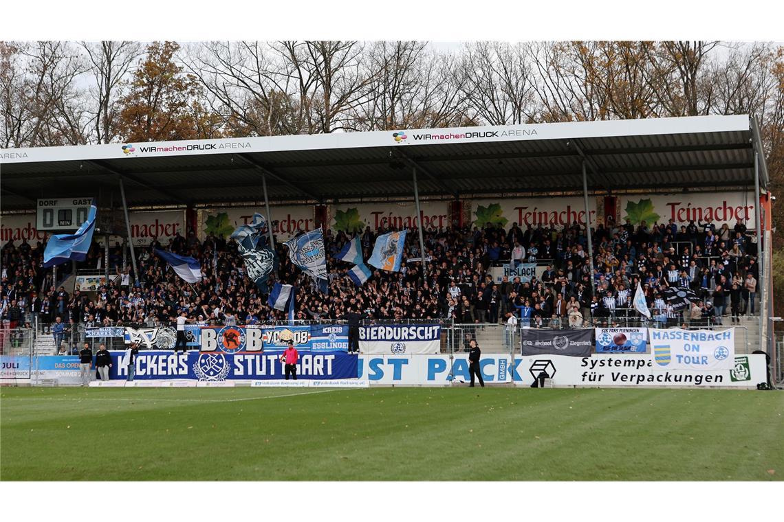 Voller Auswärtsblock durch die vielen Kickers-Fans.