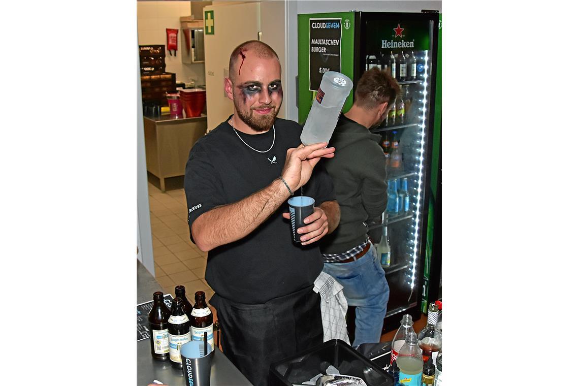 Voller Einsatz an der Bar im Foyer der Gemeindehalle. CLOUDSEVEN HALLOWEEN-Party...