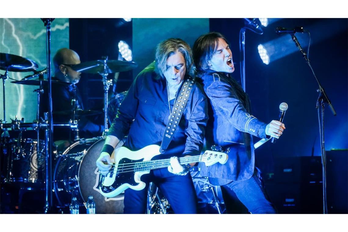 Voller Einsatz auch in fortgeschrittenem Alter: Joey Tempest (rechts) und Bassist <a rel="mw:WikiLink" href="https://de.wikipedia.org/wiki/John_Lev%C3%A9n">John Levén</a>&nbsp;bei ihrem Auftritt in der Liederhalle.
