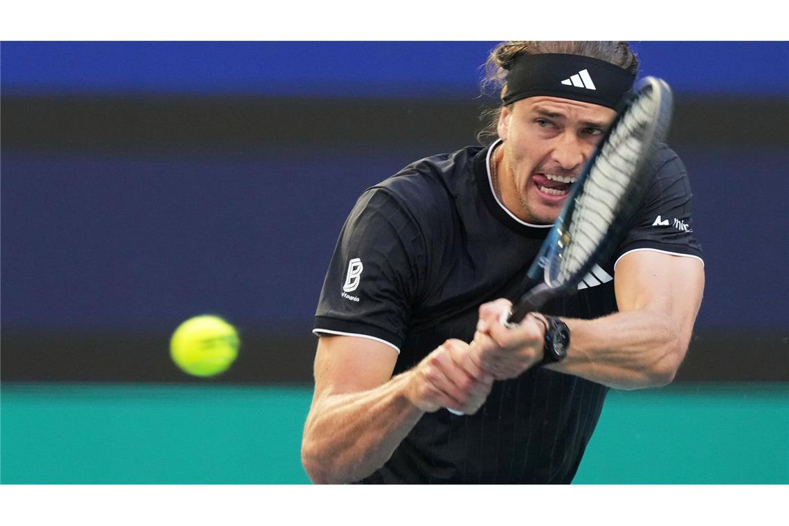 Voller Fokus auf den Ball - und jetzt auch auf die Sandplatzsaison: Alexander Zverev. (Archivbild)