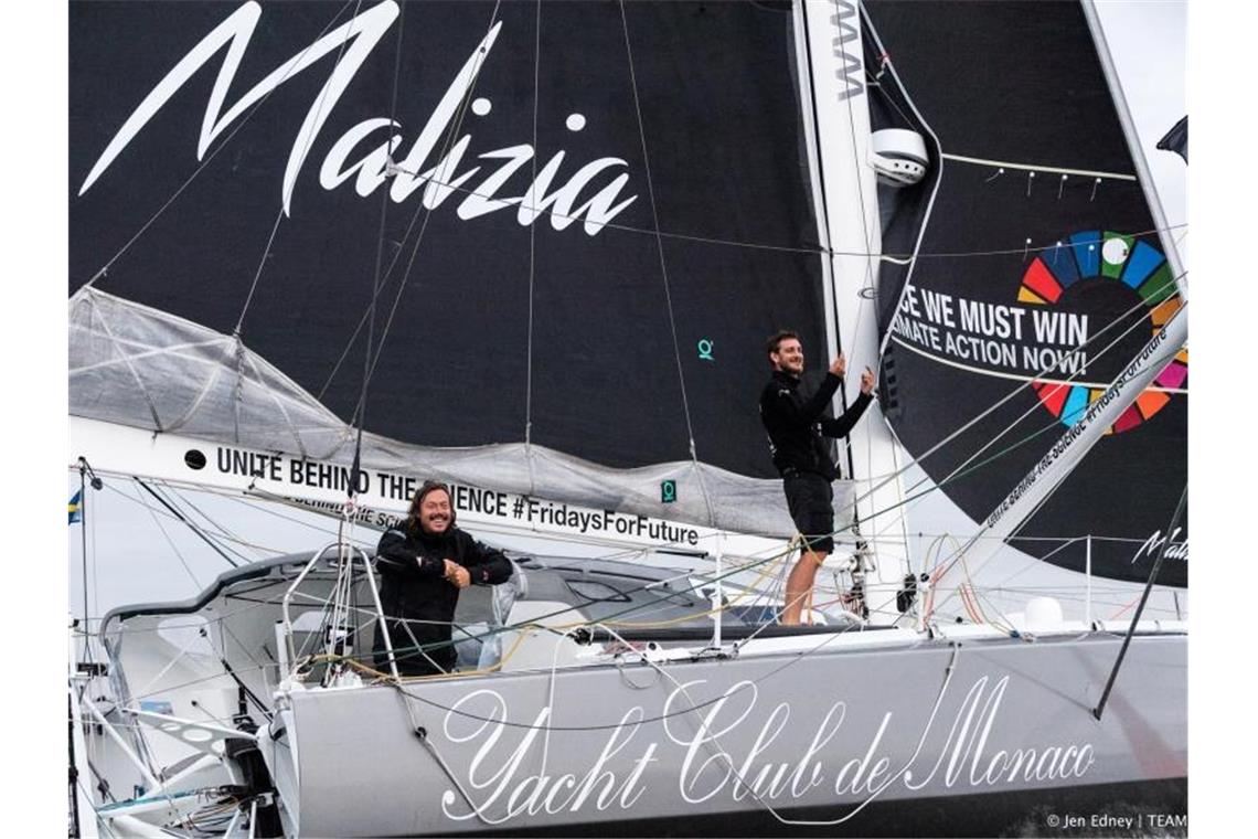 Voller Freude: Greta Thunbergs Vater Svante (l) und Skipper Boris Herrmann. Foto: Jen Edney/Team Malizia