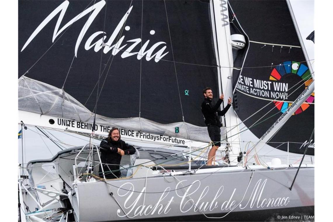 Greta Thunberg erreicht New York - Klimaprotest am Freitag Voller Freude: Greta Thunbergs Vater Svante (l) und Skipper Boris Herrmann. Foto: Jen Edney/Team Malizia