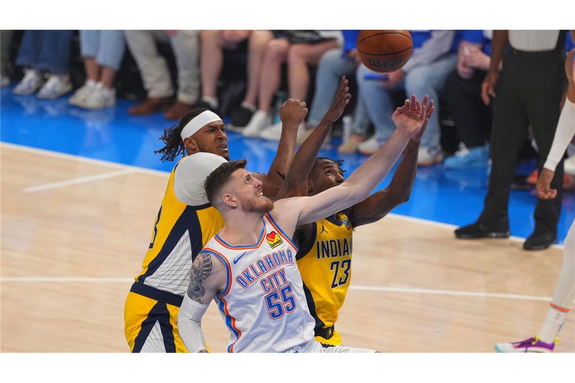 Hartensteins OKC fehlt noch ein Sieg zum Titel in der NBA Voller Körpereinsatz: Hartenstein (l) und Nesmith schenkten sich gar nichts.