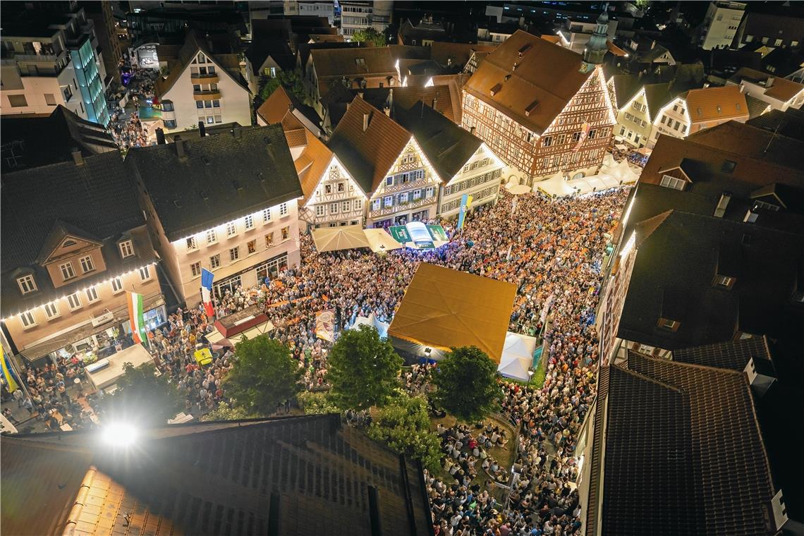 Voller Marktplatz für den Zapfenstreich.