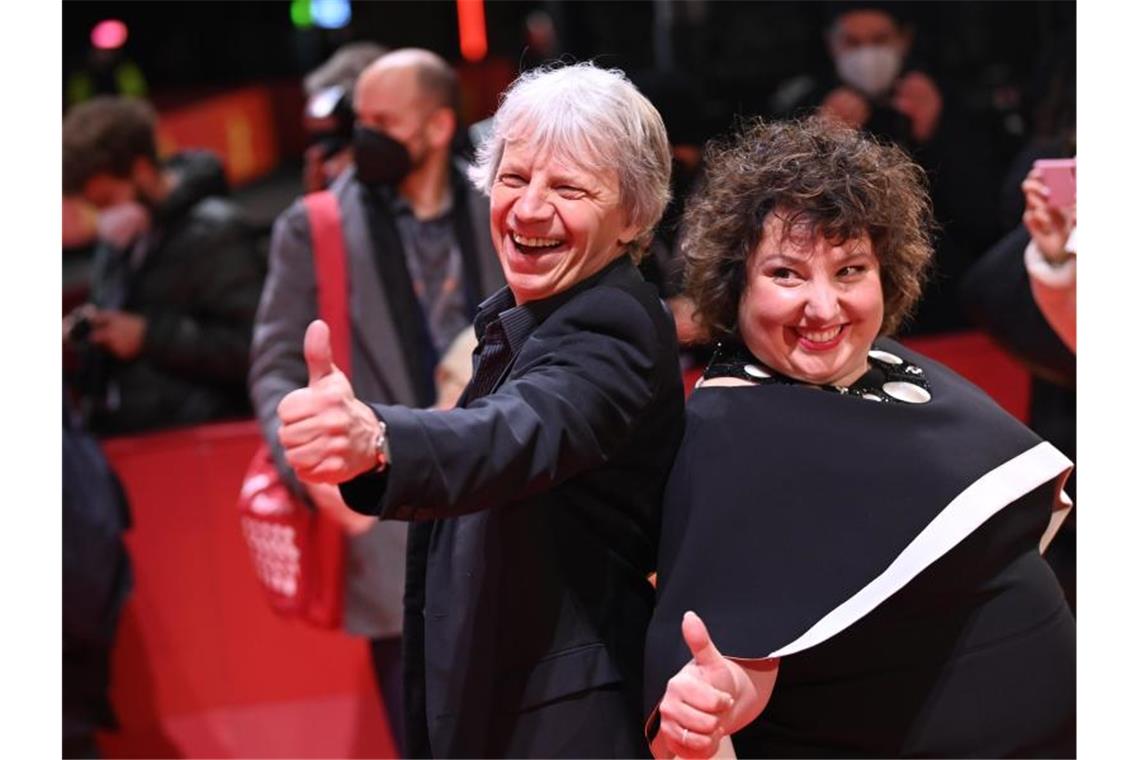 Berlinale 2022: Goldener Bär geht an „Alcarràs“ Voller Optimismus: Schauspielerin Meltem Kaptan und Regisseur Andreas Dresen. Foto: Jens Kalaene/dpa-Zentralbild/dpa