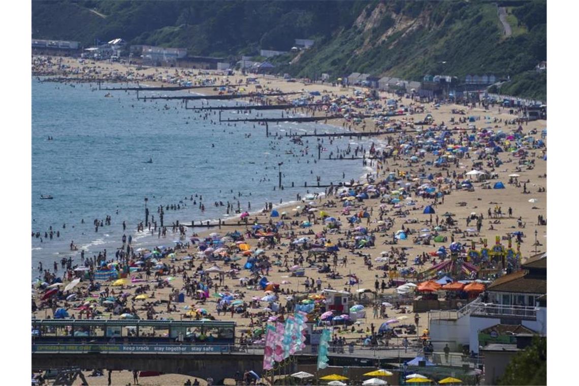 Corona in Großbritannien: Die Infektionszahlen fallen Voller Strand in Bournemouth. Fast alle Corona-Beschränkungen einschließlich Social-Distancing-Regelungen und das Tragen von Mund-Nasen-Schutz sind in England aufgehoben. Foto: Steve Parsons/PA Wire/dpa
