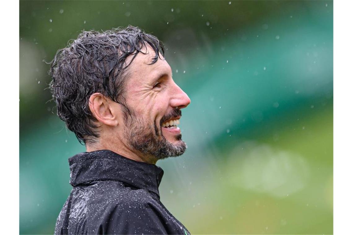 Voller Vorfreude auf die Champions League: Wolfsburgs Trainer Mark van Bommel. Foto: Swen Pförtner/dpa