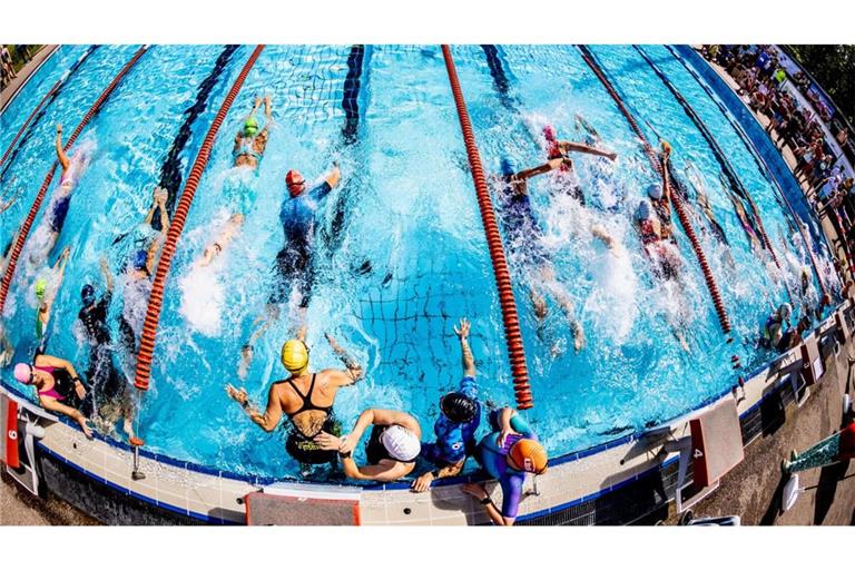 Volles Becken beim Esslinger Insel – Swim &amp; Run: Während einige Athleten bereits auf der Strecke sind, starten andere gerade ins Rennen.