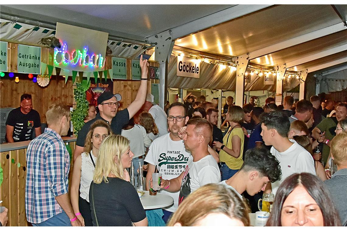 Volles Festzelt und viel Andrang bei der Verpflegung.