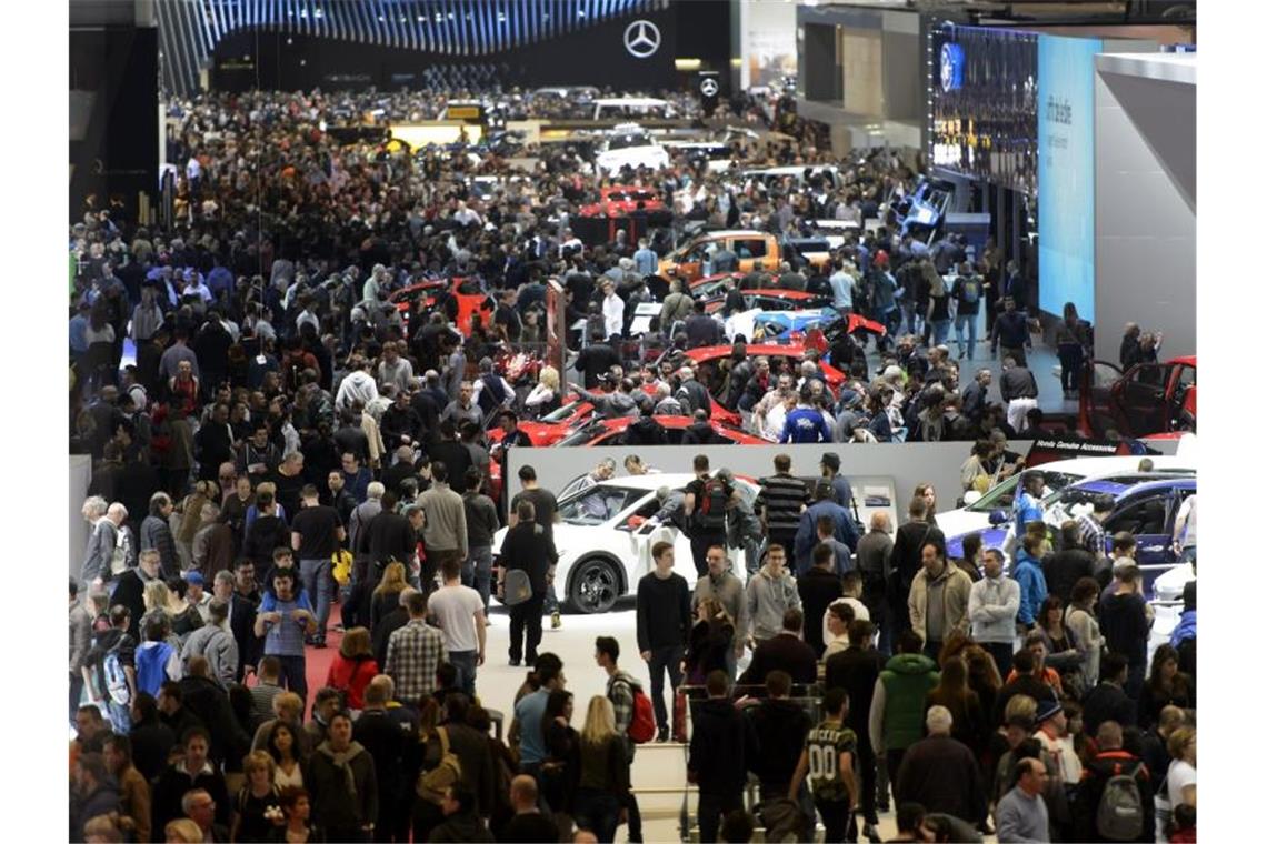 Volles Haus beim Genfer Autosalon im Jahr 2015. Die Schweiz untersagt alle Großveranstaltungen mit mehr als 1000 Menschen. Foto: Martial Trezzini/KEYSTONE/dpa