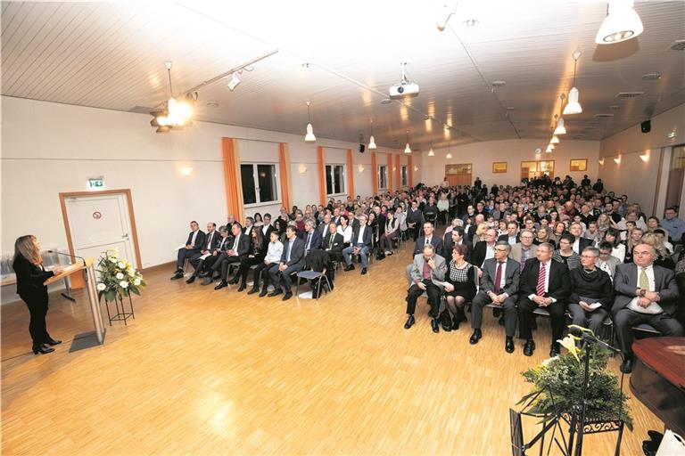 Volles Haus in Aspach: Der Bürgerempfang in der Gemeindehalle war gut besucht und nach dem offiziellen Teil blieb noch viel Zeit für Gespräche und das ein oder andere Häppchen. Fotos: J. Fiedler