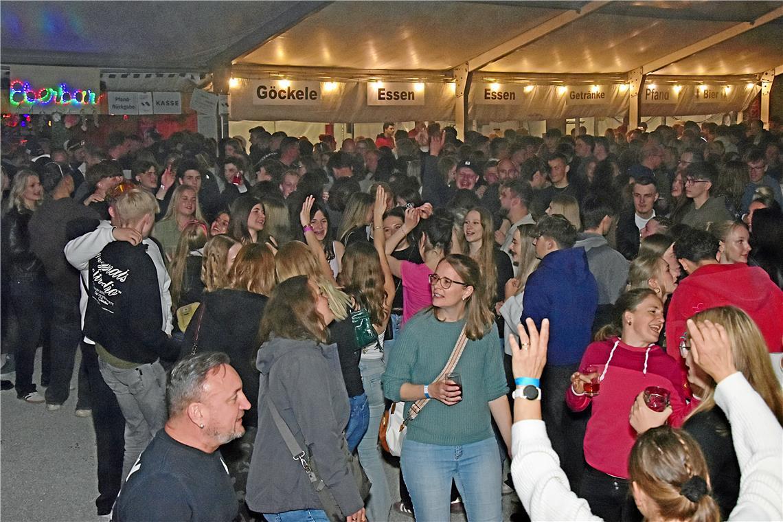 Volles Zelt: Die Party am Samstagabend wollte niemand verpassen. 