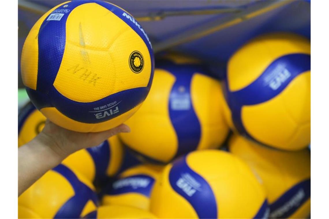 Volleybälle liegen in einer Halle. Foto: Soeren Stache/dpa-Zentralbild/dpa/Symbolbild