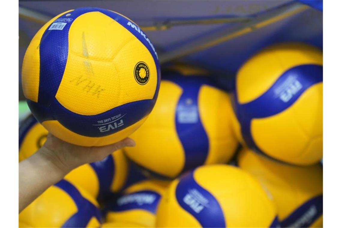 Volleyball: Friedrichshafen längere Zeit ohne Blair Bann Volleybälle liegen in einer Halle. Foto: Soeren Stache/dpa-Zentralbild/dpa/Symbolbild