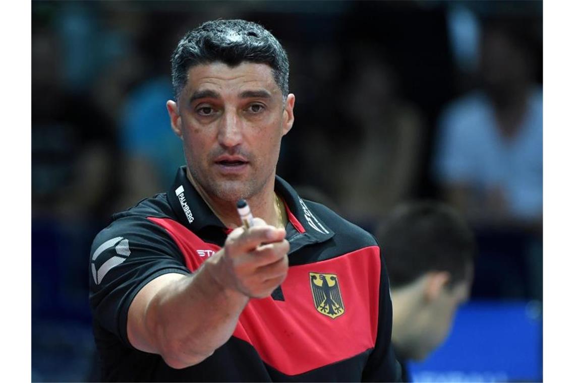 Volleyball-Bundestrainer Andrea Giani musste sich mit seinem Team auch im zweiten EM-Gruppenspiel geschlagen geben. Foto: Hendrik Schmidt