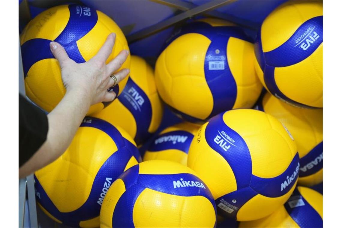 VfB Friedrichshafen vermeidet frühes Playoff-Aus Volleyball-Spielbälle liegen auf einem Haufen. Foto: Soeren Stache/dpa-Zentralbild/dpa/Symbolbild